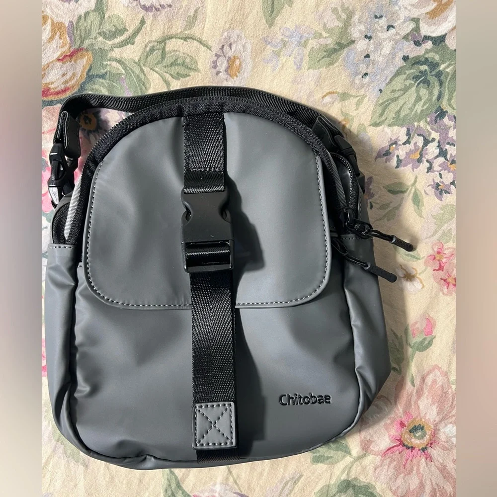 Lightweight Crossbody waterproof bag - Picture 2 of 10